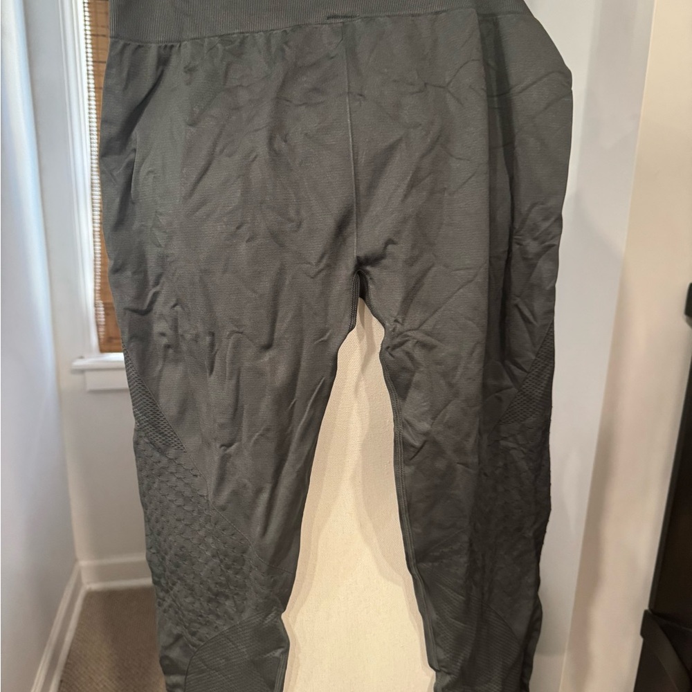 Gray Athletic Leggings - Picture 5 of 6